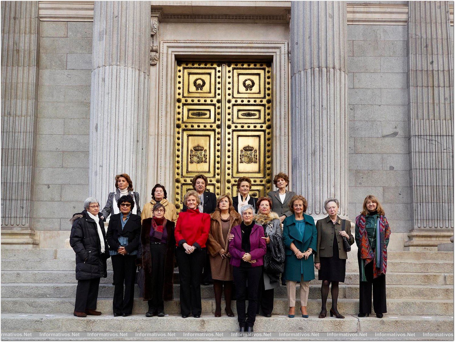 MAD28NOV012.- Foto de familia de algunas de las protagonistas del documental "Las Constituyentes" realizada en el la entrada del Congreso
