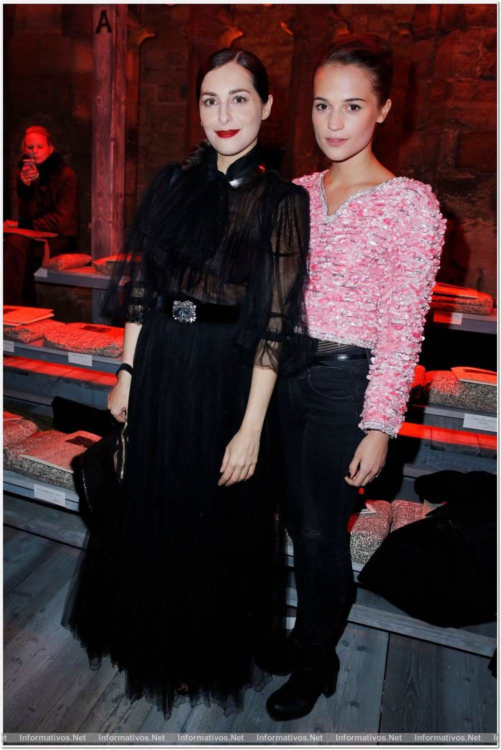 Desfile de Karl Lagerfeld para Chanel "Métiers d´Art" 2012/2013 en Escocia: PHOTOCALL - Amira Casar & Alicia Vikander 