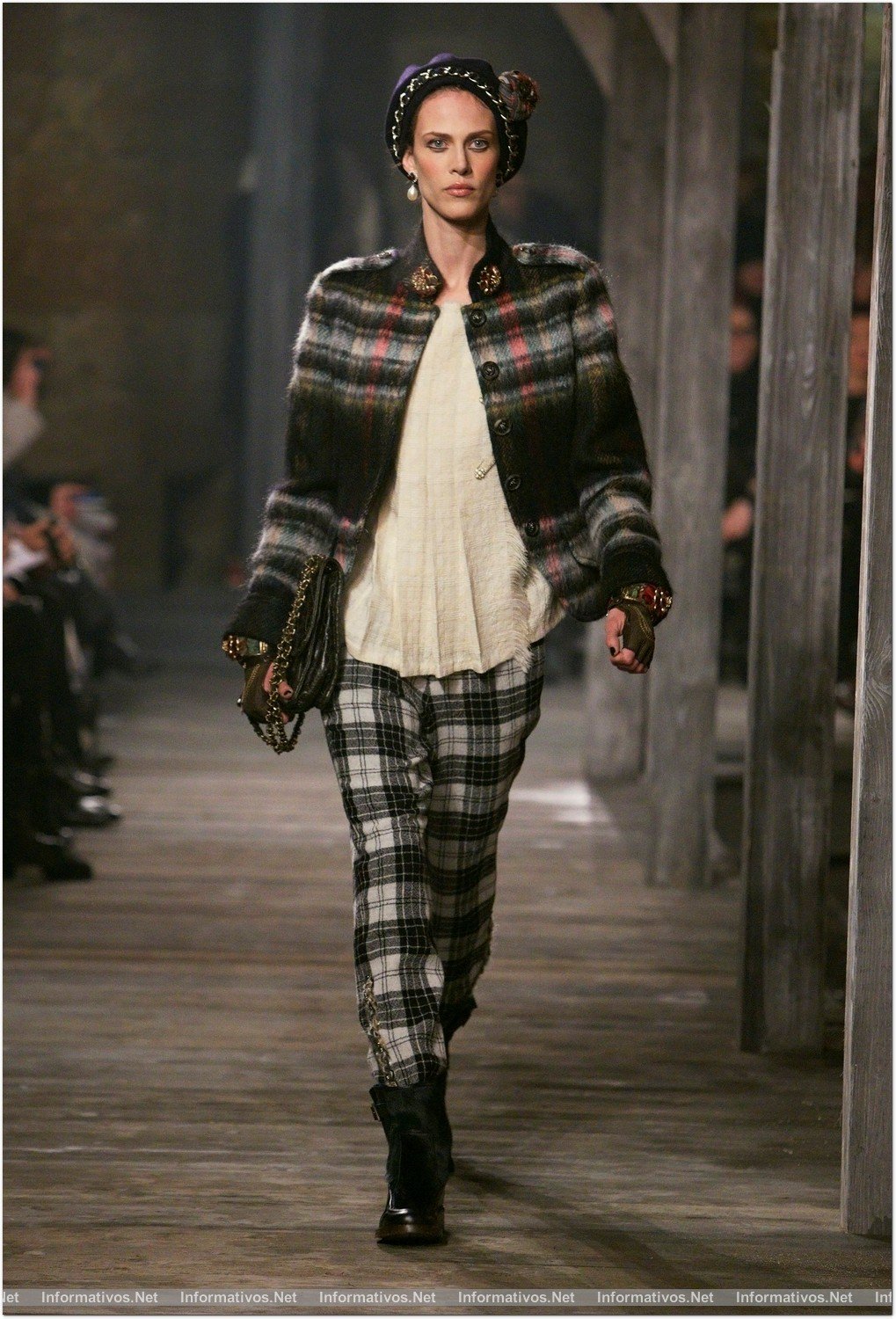 Desfile de Karl Lagerfeld para Chanel "Métiers d´Art" 2012/2013 en Escocia
