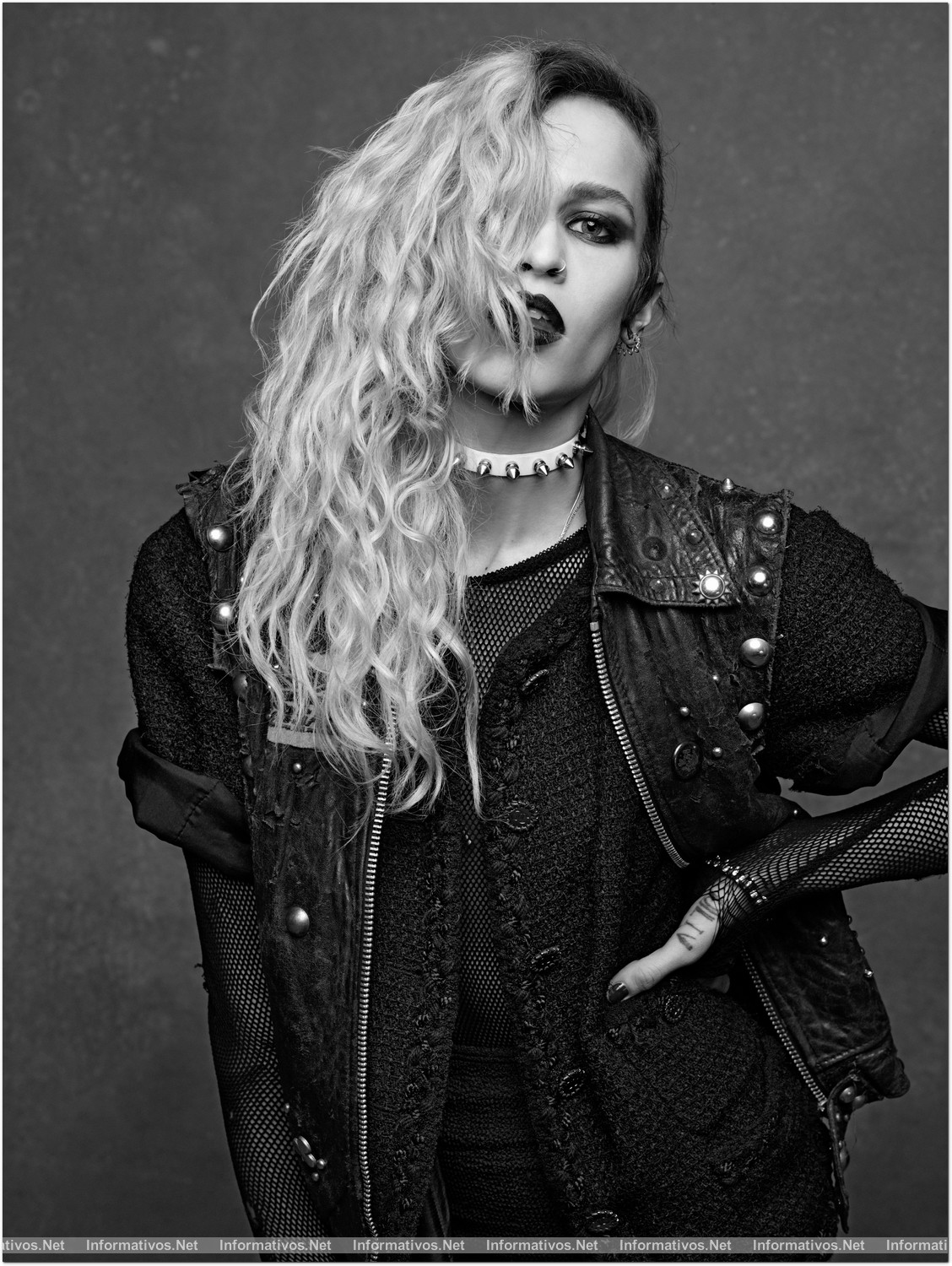 La “petite veste noire” de Chanel se convierte en la estrella de la performance fotográfica de Karl Lagerfeld: Alice Dellal