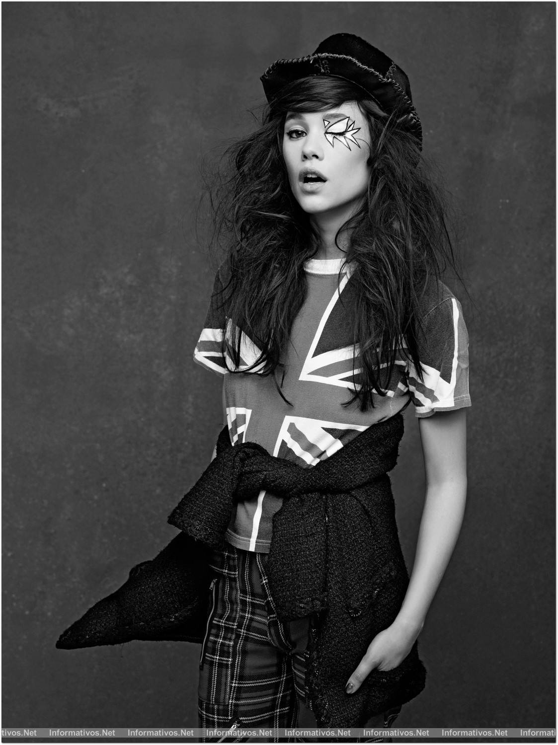 La “petite veste noire” de Chanel se convierte en la estrella de la performance fotográfica de Karl Lagerfeld: Astrid Berges-Frisbey