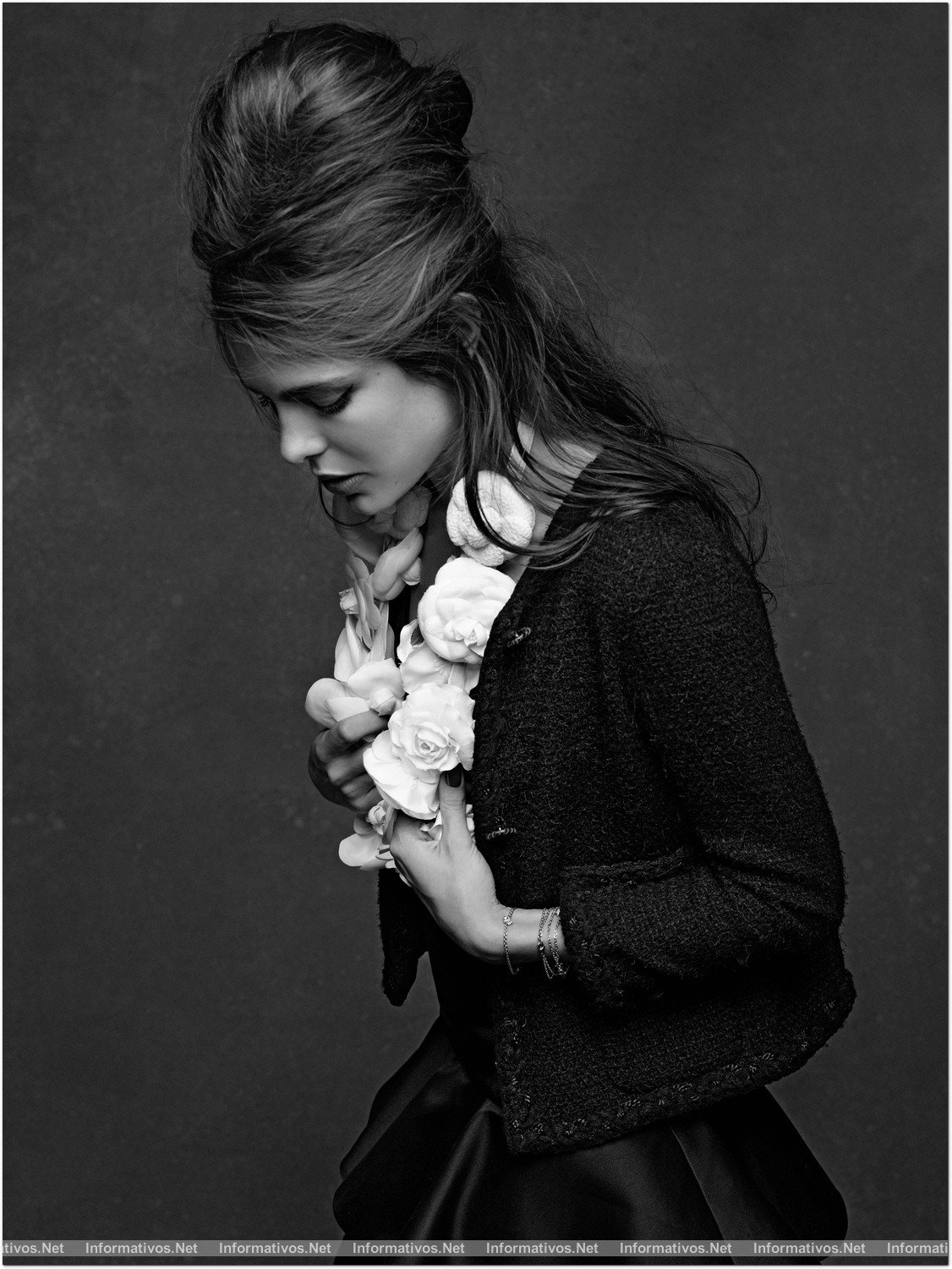 La “petite veste noire” de Chanel se convierte en la estrella de la performance fotográfica de Karl Lagerfeld: Charlotte Casiraghi