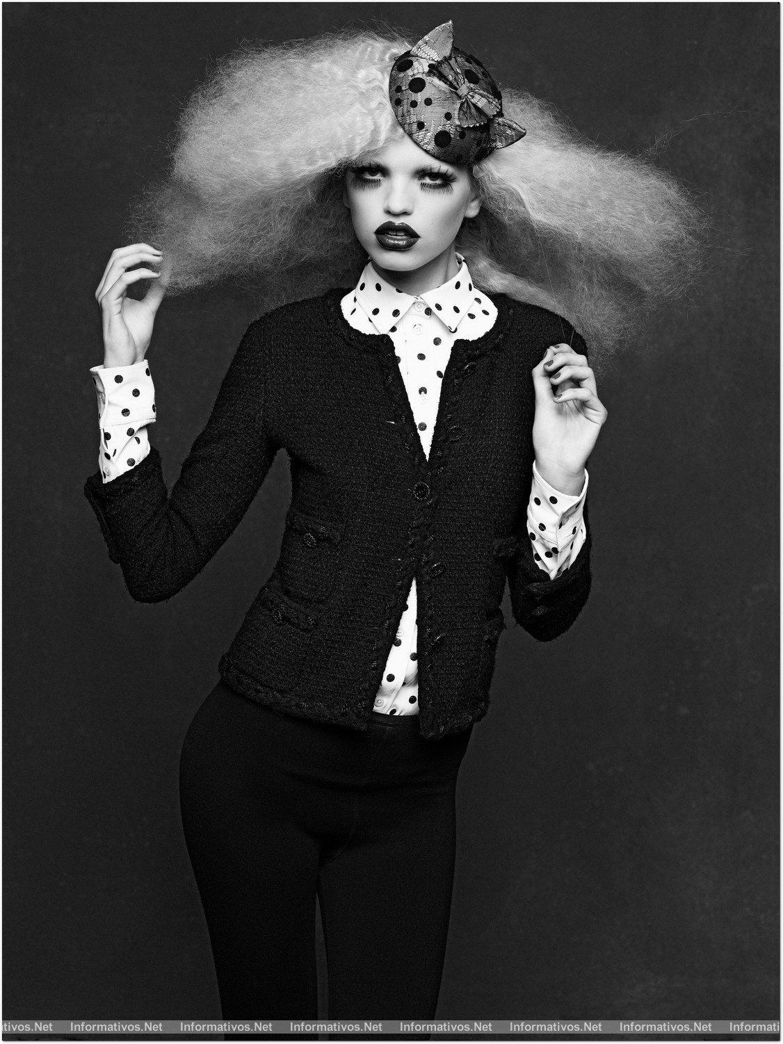 La “petite veste noire” de Chanel se convierte en la estrella de la performance fotográfica de Karl Lagerfeld: Daphne Groeneveld