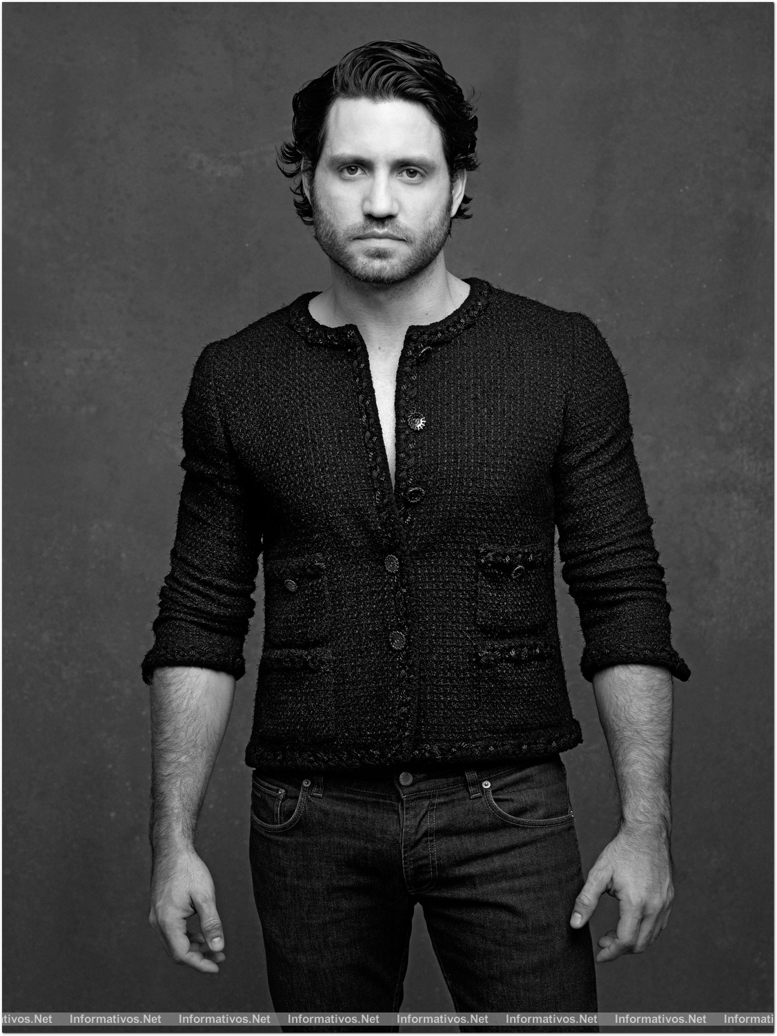 La “petite veste noire” de Chanel se convierte en la estrella de la performance fotográfica de Karl Lagerfeld: Edgar Ramírez