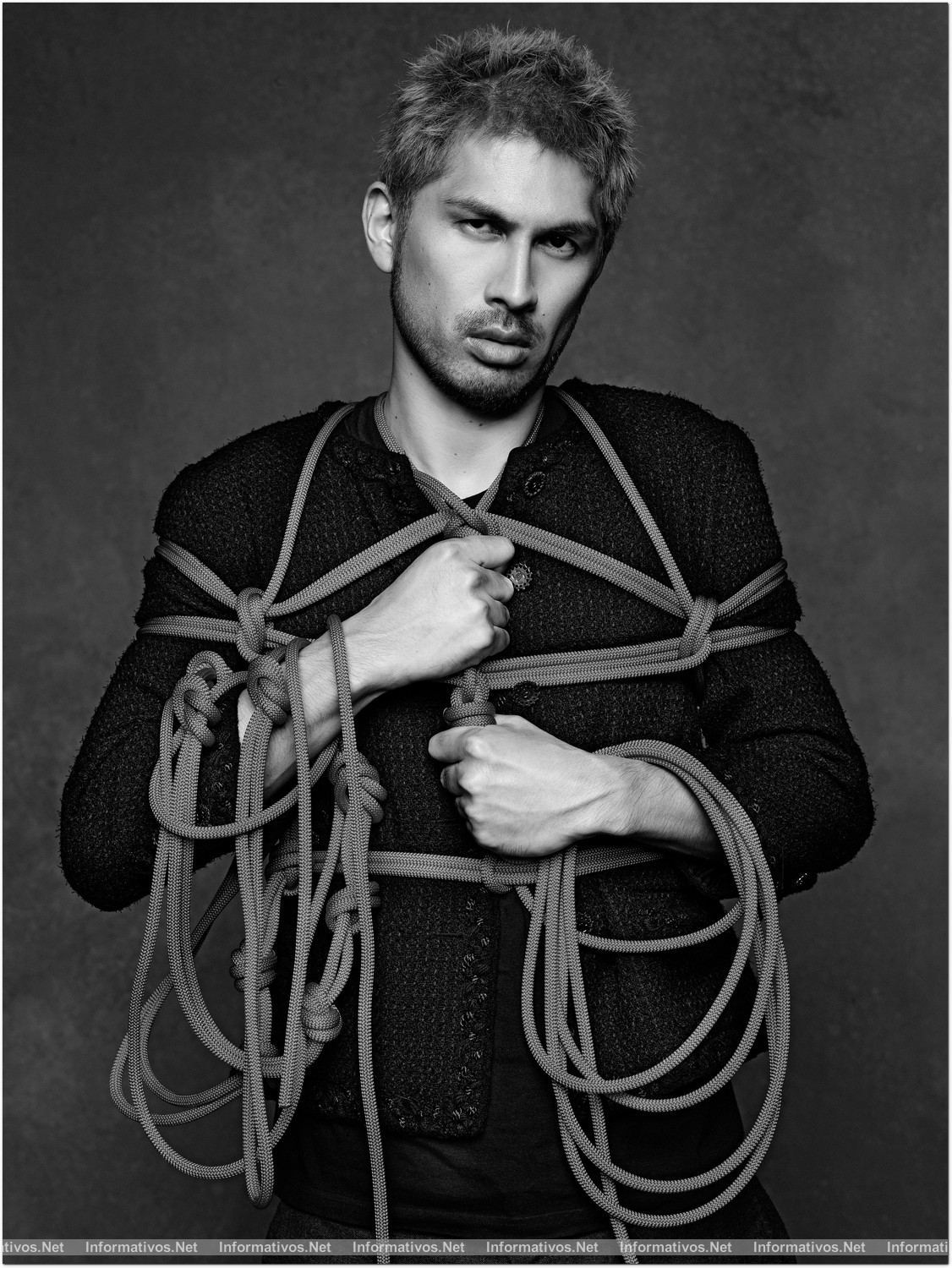 La “petite veste noire” de Chanel se convierte en la estrella de la performance fotográfica de Karl Lagerfeld: Ken Hirai