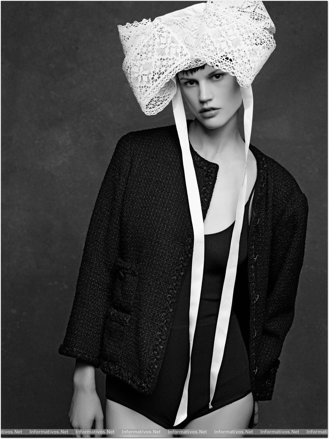 La “petite veste noire” de Chanel se convierte en la estrella de la performance fotográfica de Karl Lagerfeld