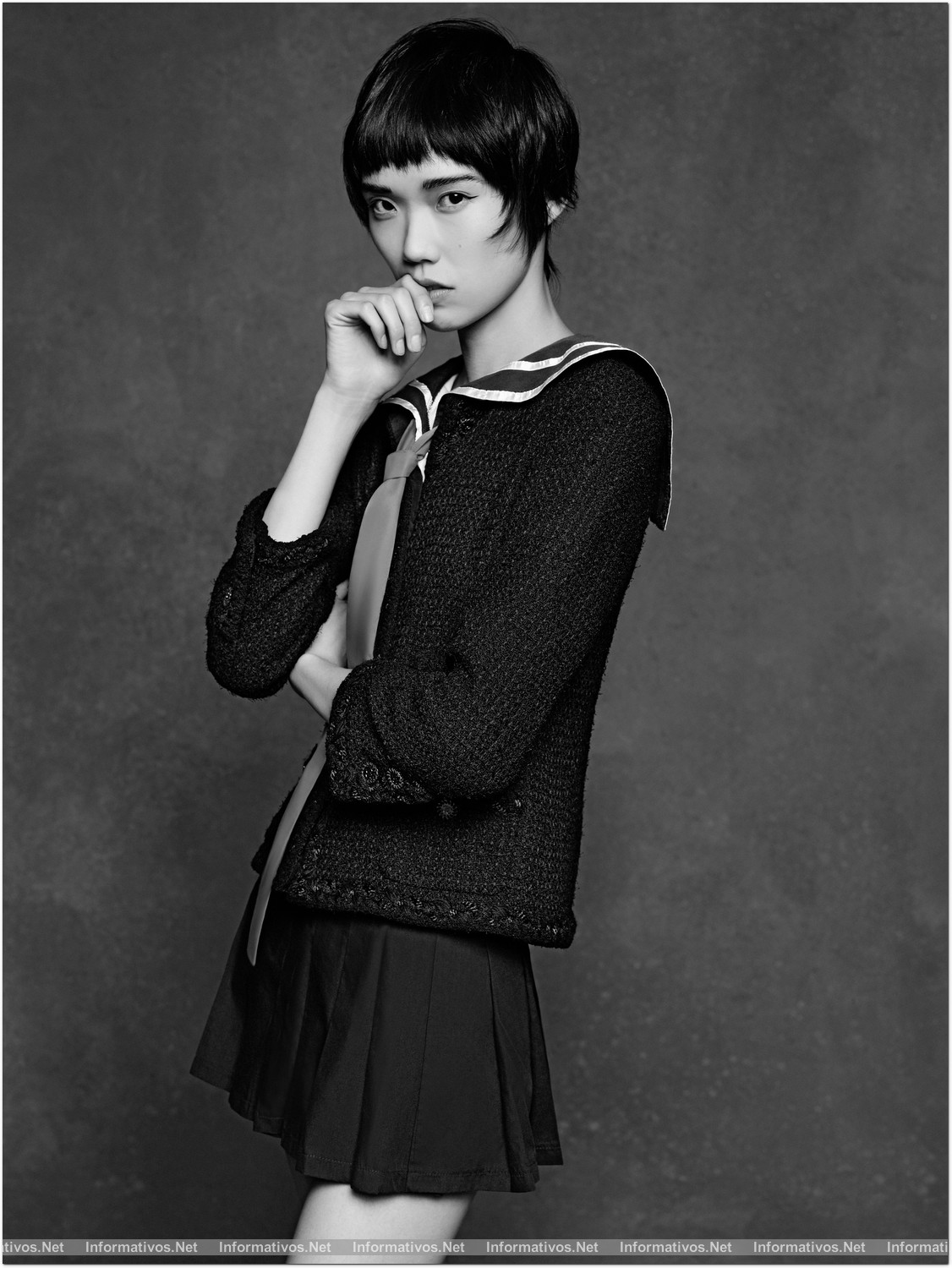 La “petite veste noire” de Chanel se convierte en la estrella de la performance fotográfica de Karl Lagerfeld: Tao Okamato