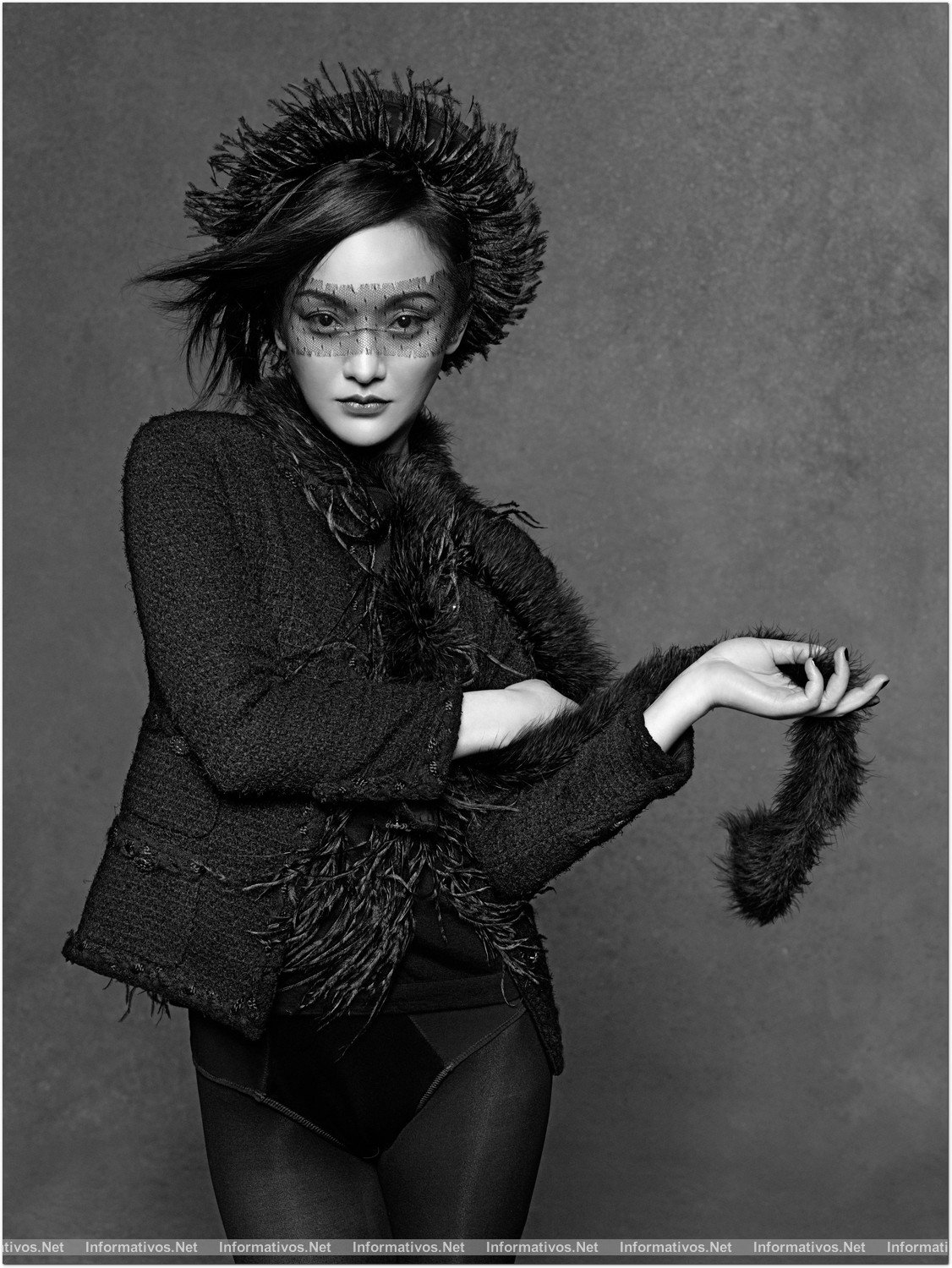 La “petite veste noire” de Chanel se convierte en la estrella de la performance fotográfica de Karl Lagerfeld: Zhou Xun