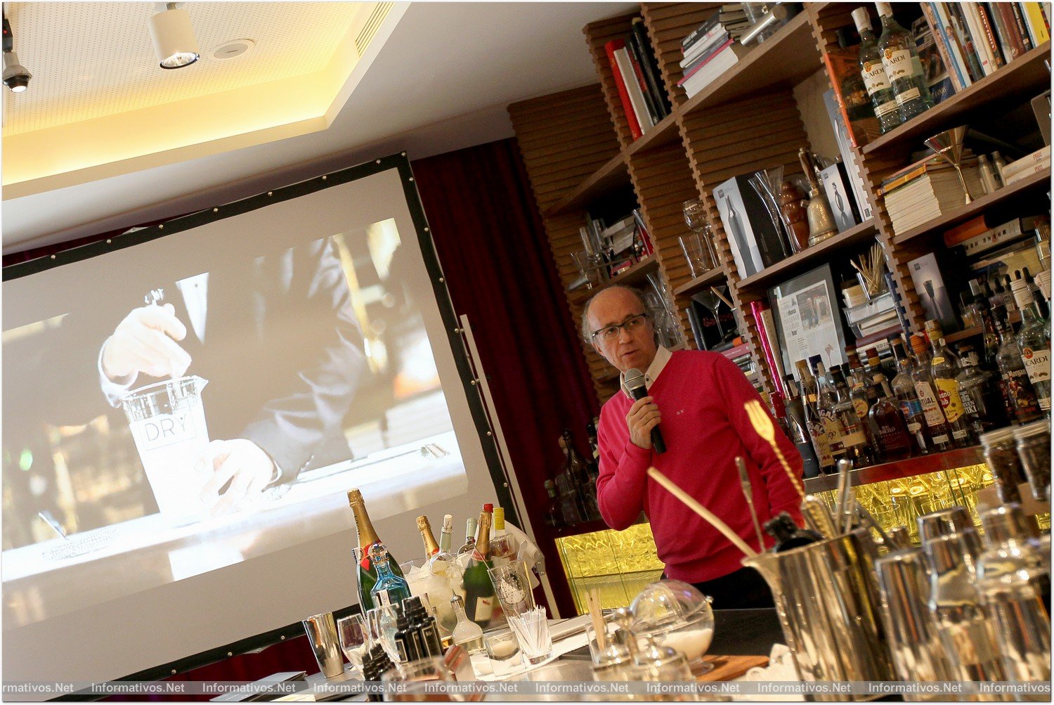 Desde medidos de Diciembre de 2012, el Dry Martini by Javier de las Muelas de Barcelona ofrece menús a medio día de una relación calidad-precio excepcional. La noticia coincidió con la presentación de la APP (para iOS) de coctelería que ha desarrollado para iPhone/iPad