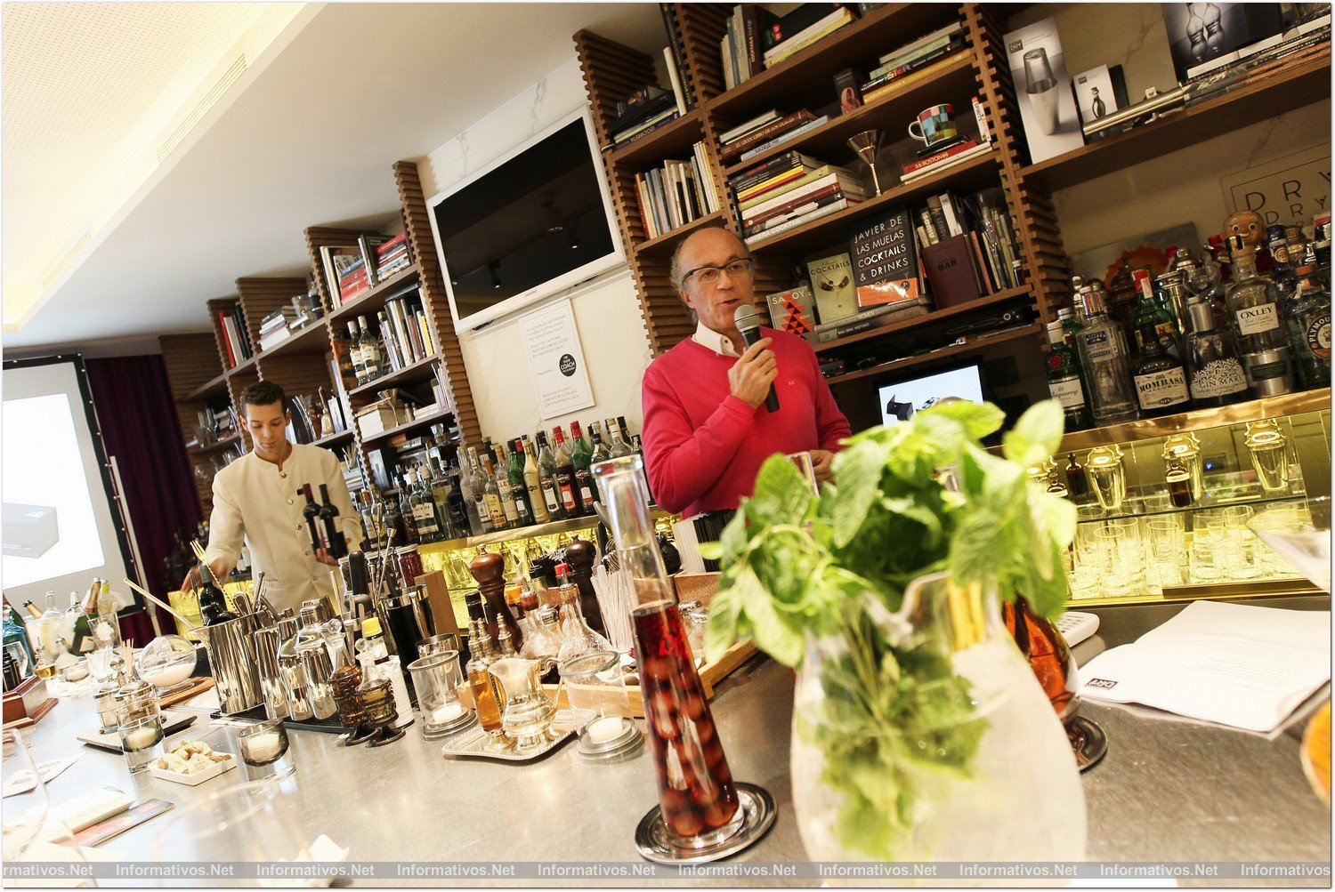 Desde medidos de Diciembre de 2012, el Dry Martini by Javier de las Muelas de Barcelona ofrece menús a medio día de una relación calidad-precio excepcional. La noticia coincidió con la presentación de la APP (para iOS) de coctelería que ha desarrollado para iPhone/iPad