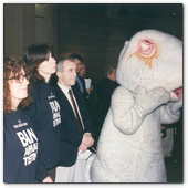 :: Pulse para Ampliar :: Dame Anita Roddick and Chrissie Hynde, accompanied by the BUAV’s iconic campaign rabbit ‘Vanity’, hand in 4 million petition signatures to the European Commission, 1996
