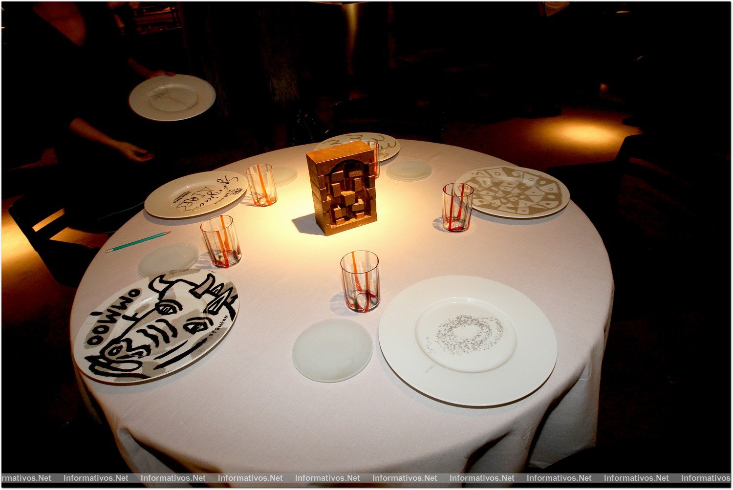 BCN07FEB012.- Fiesta privada X Aniversario Hotel Omm - Can Roca. El restaurante montó las mesas con algunos de los platos dedicados por reconocidos clientes artistas.