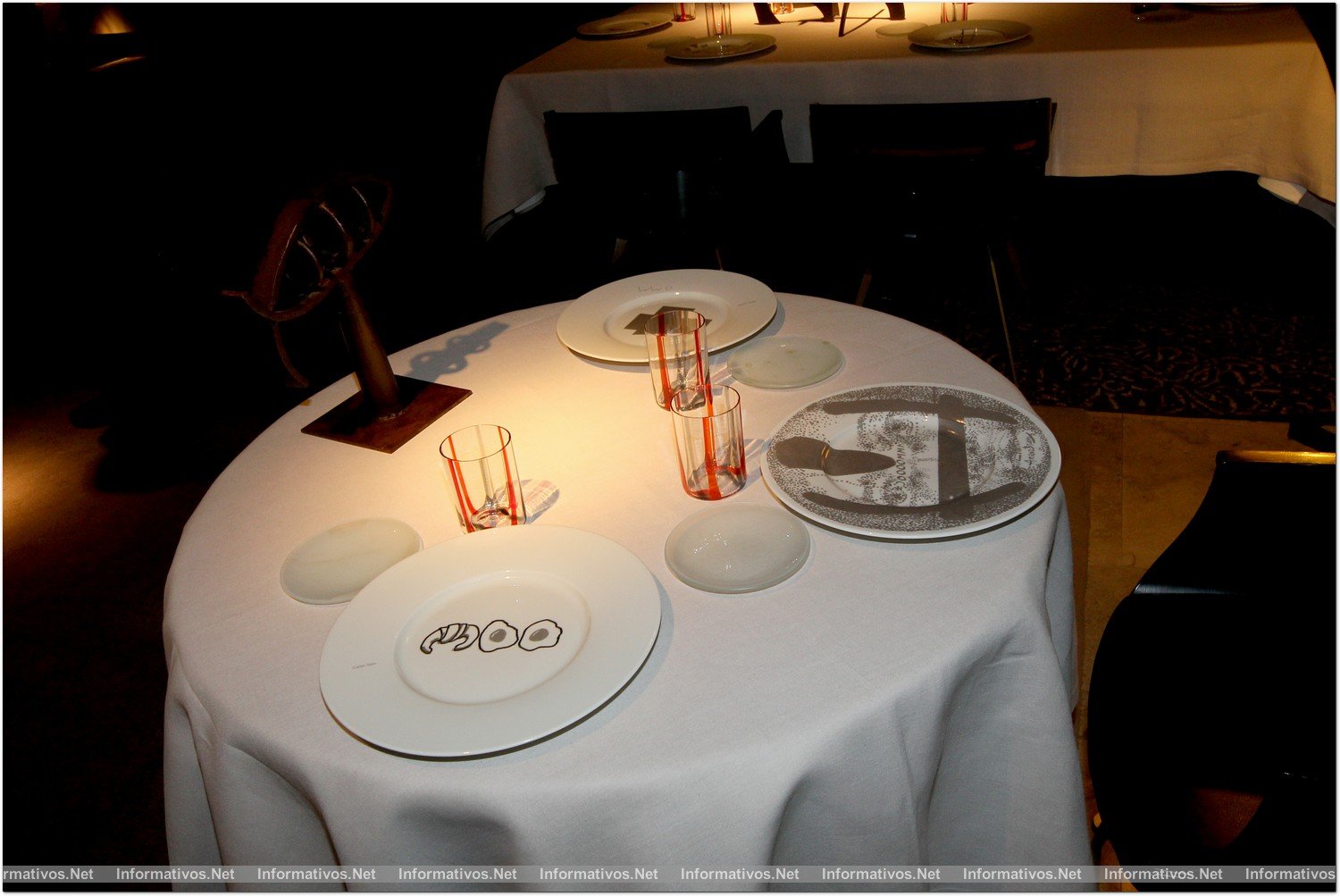 BCN07FEB012.- Fiesta privada X Aniversario Hotel Omm - Can Roca. El restaurante montó las mesas con algunos de los platos dedicados por reconocidos clientes artistas.