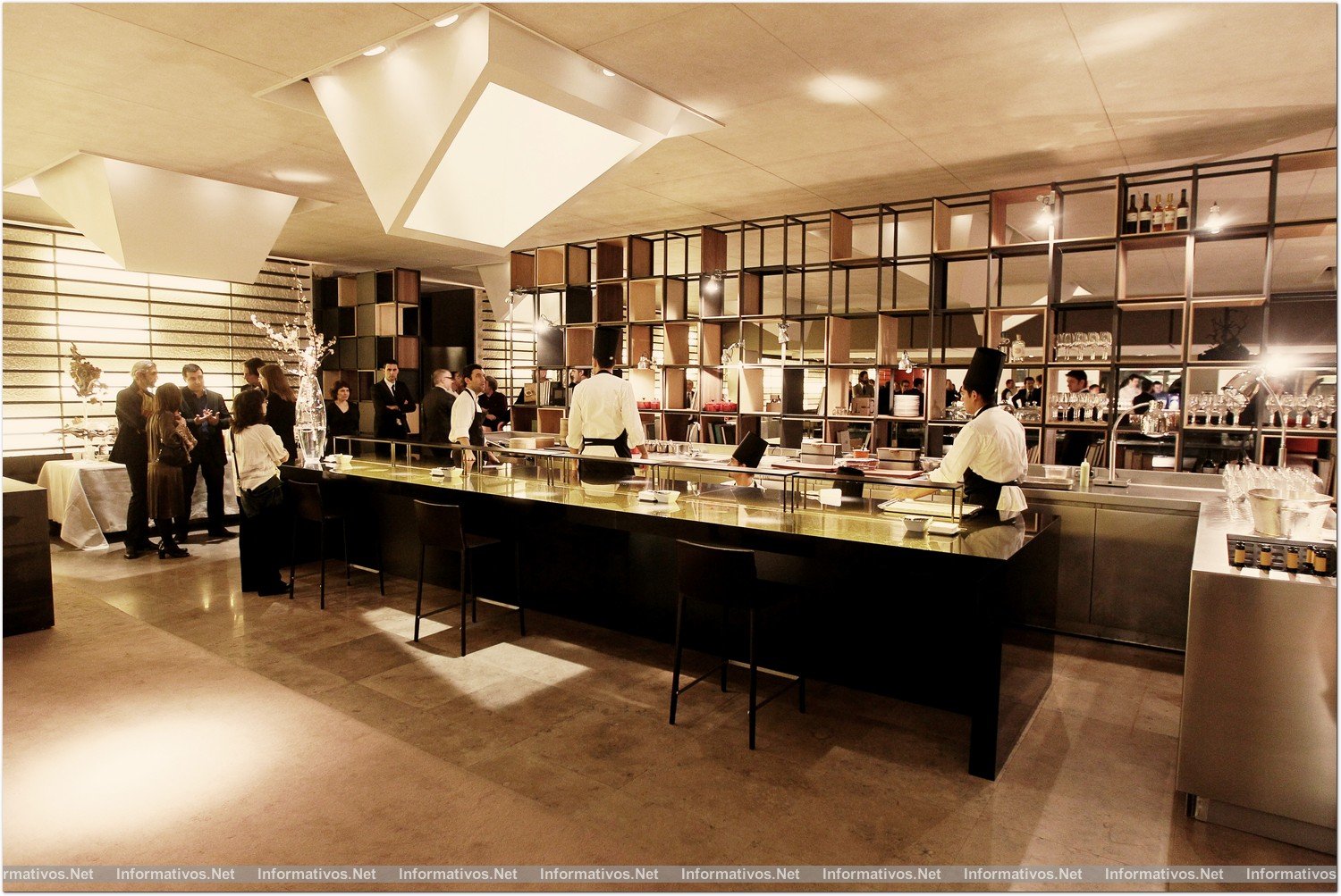BCN07FEB012.- Fiesta privada X Aniversario Hotel Omm - Can Roca. Vista de la cocina descubierta, que permite ver las evoluciones de los cocineros elbaorando o ultimando los platos