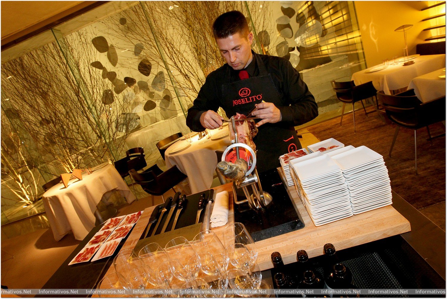 BCN07FEB012.- Fiesta privada X Aniversario Hotel Omm - Can Roca. No faltó el jamón Joselito con sus cortadores