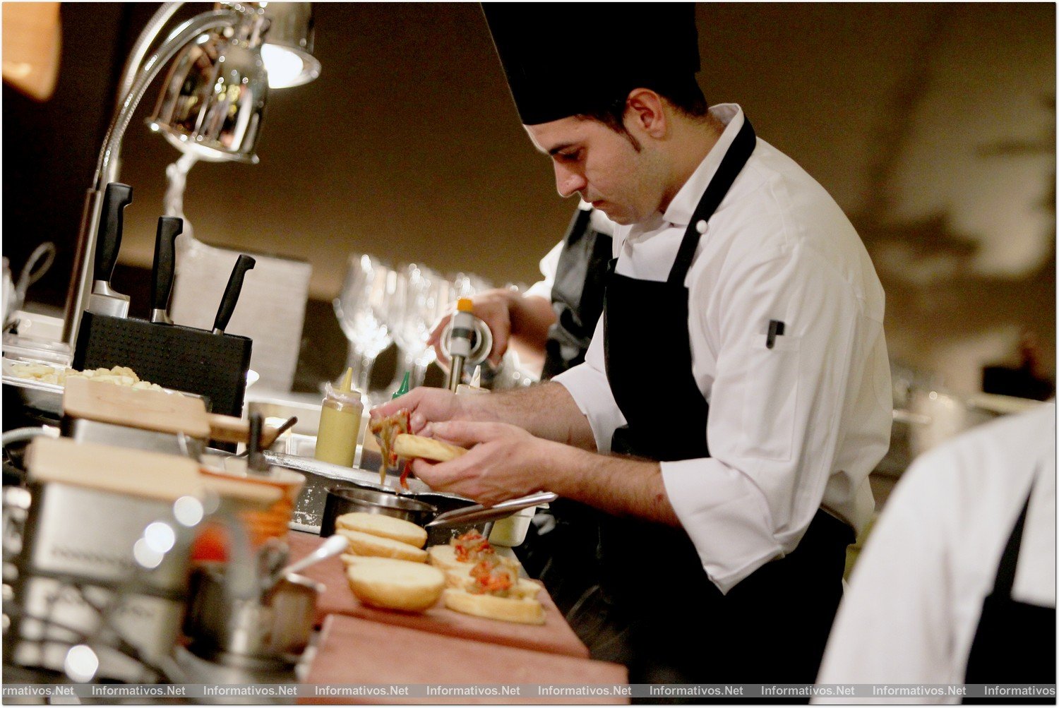 BCN07FEB012.- Fiesta privada X Aniversario Hotel Omm - Can Roca. Detalle del equipo Roca BCN elaborando los platos que se iban a servir a los invitados (destacaron sus famosos 'rocadillos' -bocadillos de rabo de toro, etc. cerrados de una forma particular-)