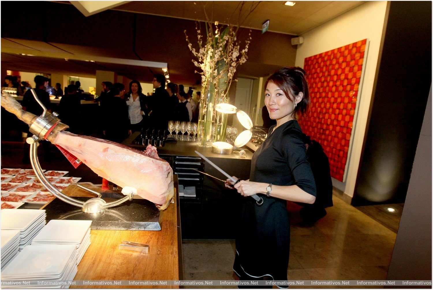 BCN07FEB012.- Fiesta privada X Aniversario Hotel Omm - Can Roca. Una exótica cortadora de jamón Joselito