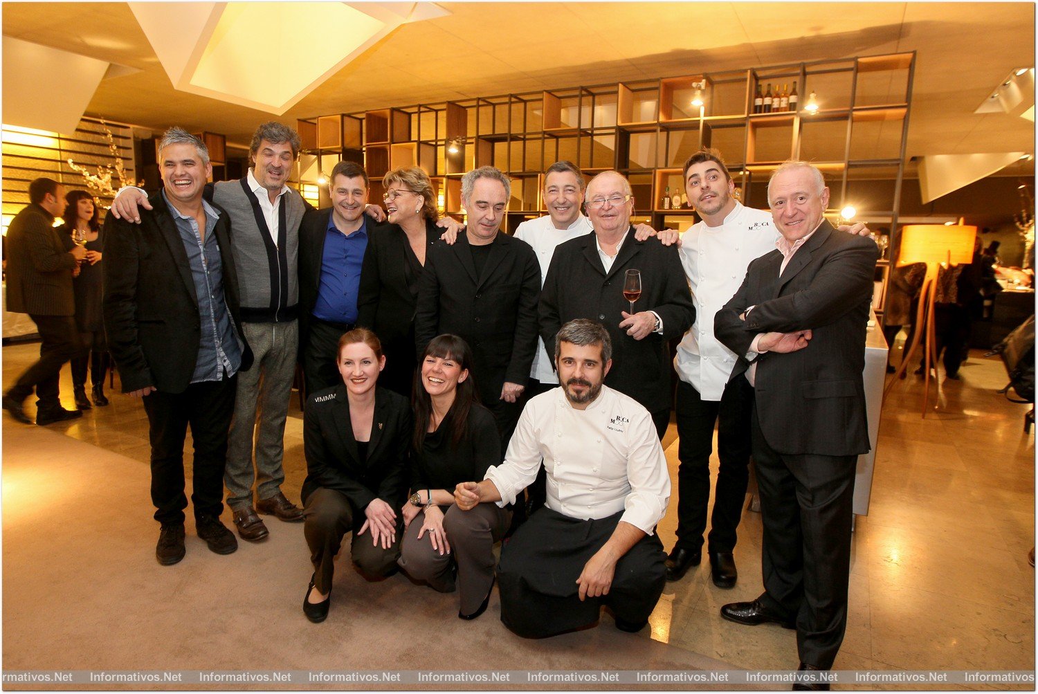 BCN07FEB012.- Fiesta privada X Aniversario Hotel Omm - Can Roca. Nandu Jubany, Carles Abellán, Josep Roca, Rosa Esteva, Ferran Adrià, Joan Roca, Juan Mari Arzak, Jordi Roca, Carles Gaig. Arrodillados: Felip Llufriu y parte del equipo Can Roca BCN