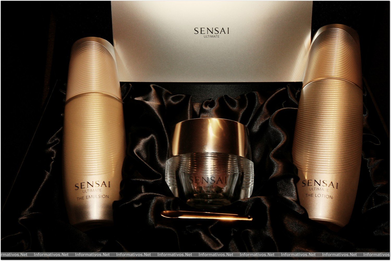 BCN7FEB013.-  ULTIMATE COLLECTION de Kanebo: tres productos de super lujo para una piel más sedosa desde el interior. THE CREAM 40 ml. PVP. 800 €, THE LOTION 125 ml. 265 € y THE EMULSION 100 ml. PVP. 400 €