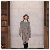 :: Pulse para Ampliar :: NEW YORK, NY - FEBRUARY 10:  A model walks the runway at the Tommy Hilfiger Fall 2013 Women's Collection fashion show during Mercedes-Benz Fashion Week at the Park Avenue Armory on February 10, 2013 in New York City.