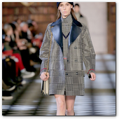 :: Pulse para Ampliar :: NEW YORK, NY - FEBRUARY 10:  A model walks the runway at the Tommy Hilfiger Fall 2013 Women's Collection fashion show during Mercedes-Benz Fashion Week at the Park Avenue Armory on February 10, 2013 in New York City.