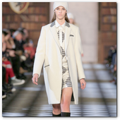 :: Pulse para Ampliar :: NEW YORK, NY - FEBRUARY 10:  A model walks the runway at the Tommy Hilfiger Fall 2013 Women's Collection fashion show during Mercedes-Benz Fashion Week at the Park Avenue Armory on February 10, 2013 in New York City.