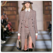 :: Pulse para Ampliar :: NEW YORK, NY - FEBRUARY 10:  A model walks the runway at the Tommy Hilfiger Fall 2013 Women's Collection fashion show during Mercedes-Benz Fashion Week at the Park Avenue Armory on February 10, 2013 in New York City.