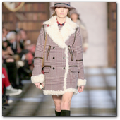 :: Pulse para Ampliar :: NEW YORK, NY - FEBRUARY 10:  A model walks the runway at the Tommy Hilfiger Fall 2013 Women's Collection fashion show during Mercedes-Benz Fashion Week at the Park Avenue Armory on February 10, 2013 in New York City.