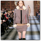 :: Pulse para Ampliar :: NEW YORK, NY - FEBRUARY 10:  A model walks the runway at the Tommy Hilfiger Fall 2013 Women's Collection fashion show during Mercedes-Benz Fashion Week at the Park Avenue Armory on February 10, 2013 in New York City.