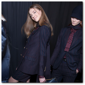 :: Pulse para Ampliar :: NEW YORK, NY - FEBRUARY 10:  Backstage at the Tommy Hilfiger Fall 2013 Women's Collection fashion show during Mercedes-Benz Fashion Week at the Park Avenue Armory