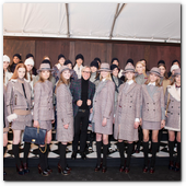 :: Pulse para Ampliar :: NEW YORK, NY - FEBRUARY 10:  Backstage at the Tommy Hilfiger Fall 2013 Women's Collection fashion show during Mercedes-Benz Fashion Week at the Park Avenue Armory