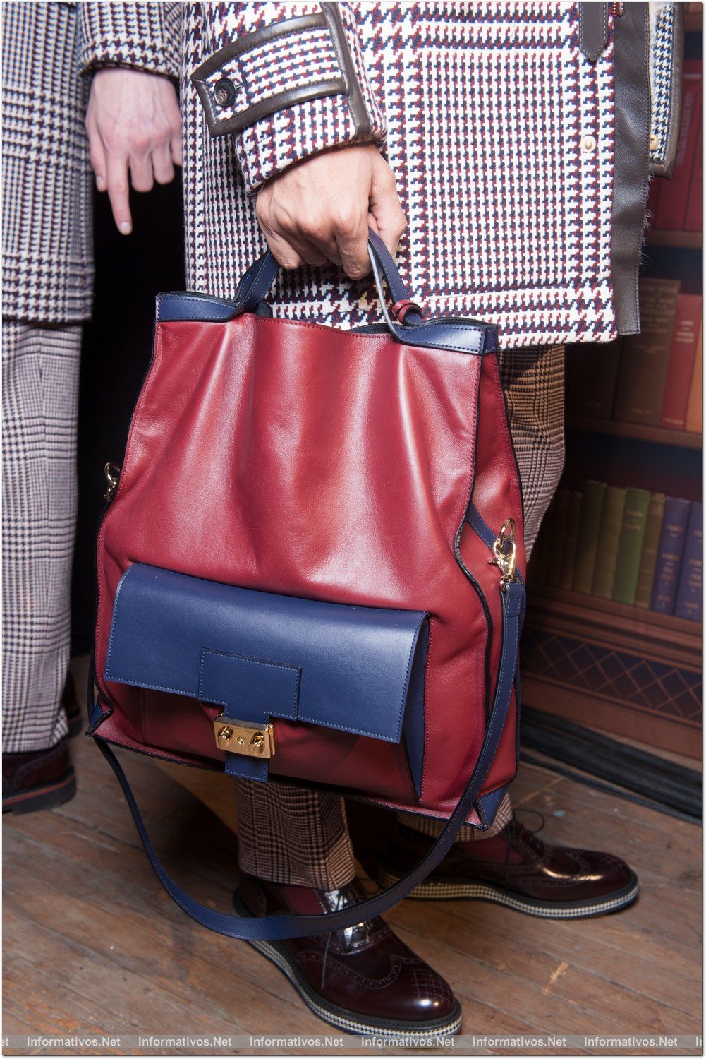 NY08FEB013.- Desfile Tommy Hilfiger Fall 2013 Men's Collection. Detail Bag