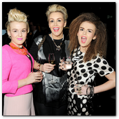 :: Pulse para Ampliar :: LONDON, ENGLAND - FEBRUARY 12:   Tallia Storm (R) with sister Tessie Hartmann and mother Tessa Hartmann attend the launch of the Vertu Ti at the London Film Museum, Covent Garden