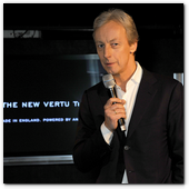 :: Pulse para Ampliar :: LONDON, ENGLAND - FEBRUARY 12:  Vertu CEO Perry Oosting speaks at the launch of the Vertu Ti at the London Film Museum, Covent Garden