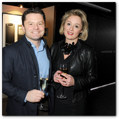 :: Pulse para Ampliar :: LONDON, ENGLAND - FEBRUARY 12:  Chris Hollins (L) and wife Sarah attend the launch of the Vertu Ti at the London Film Museum, Covent Garden