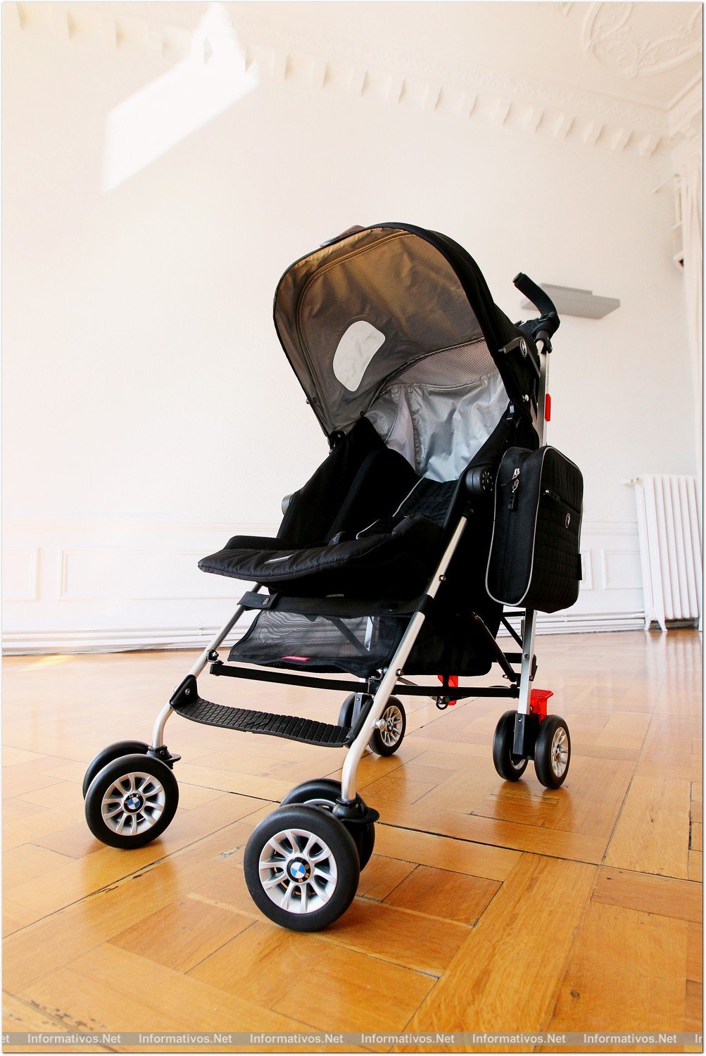 BCNFEB013.- Presentación del Maclaren BMW Buggy. La capota lleva 'ventanas' laterales y rejilla de ventilación