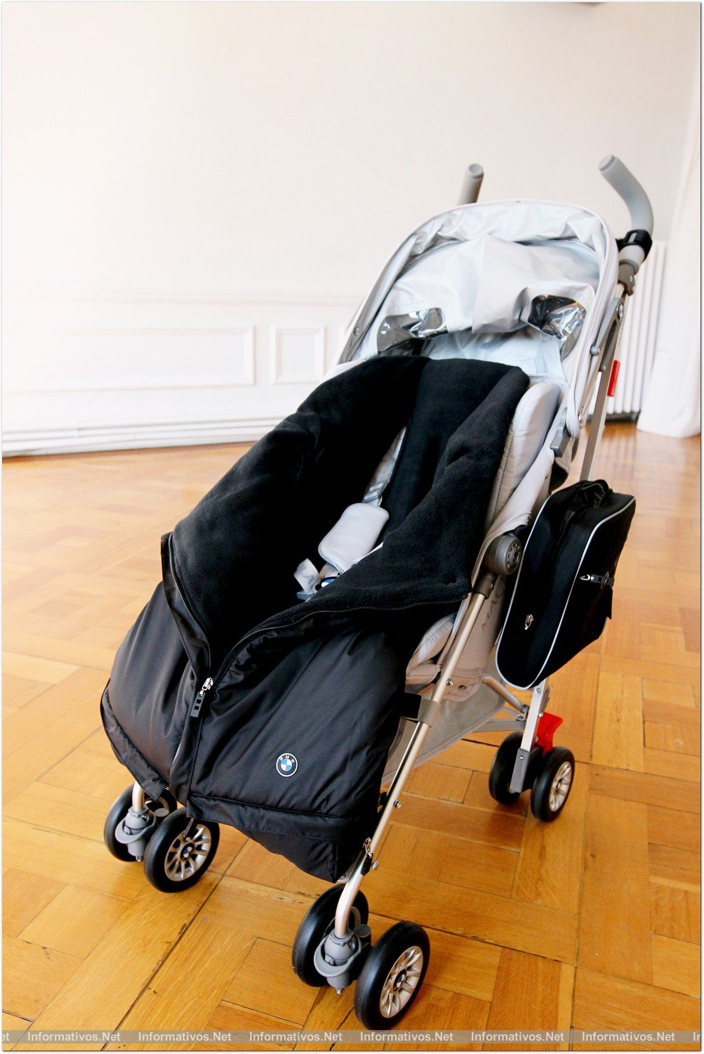 BCNFEB013.- Presentación del Maclaren BMW Buggy. El saco, opcional, se adapta perfectamente al carrito