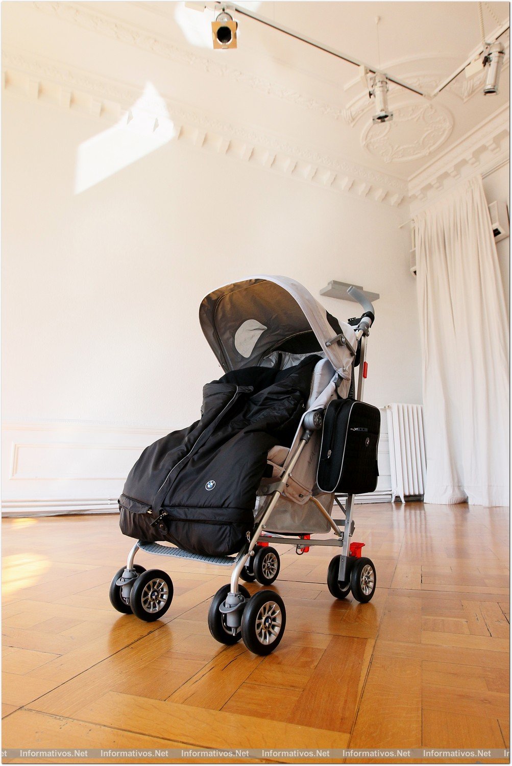 BCNFEB013.- Presentación del Maclaren BMW Buggy. El saco, opcional, se adapta perfectamente al carrito