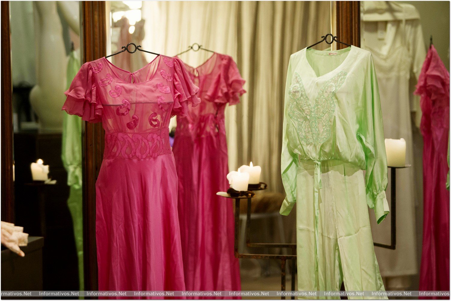 BCN04MAR013.- Colección vintage privada de Janina Lingerie Barcelona. Pijama y camisón de seda natural, bordados. Elaborado por una lencera de Florencia, Liliana Panconesi. De finales de los 70 inicios de los 80