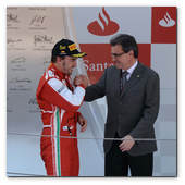 :: Pulse para Ampliar :: Montmelo12MAY013.-  Artur Mas, President Generalitat hace entrega del premio a Fernando Alonso