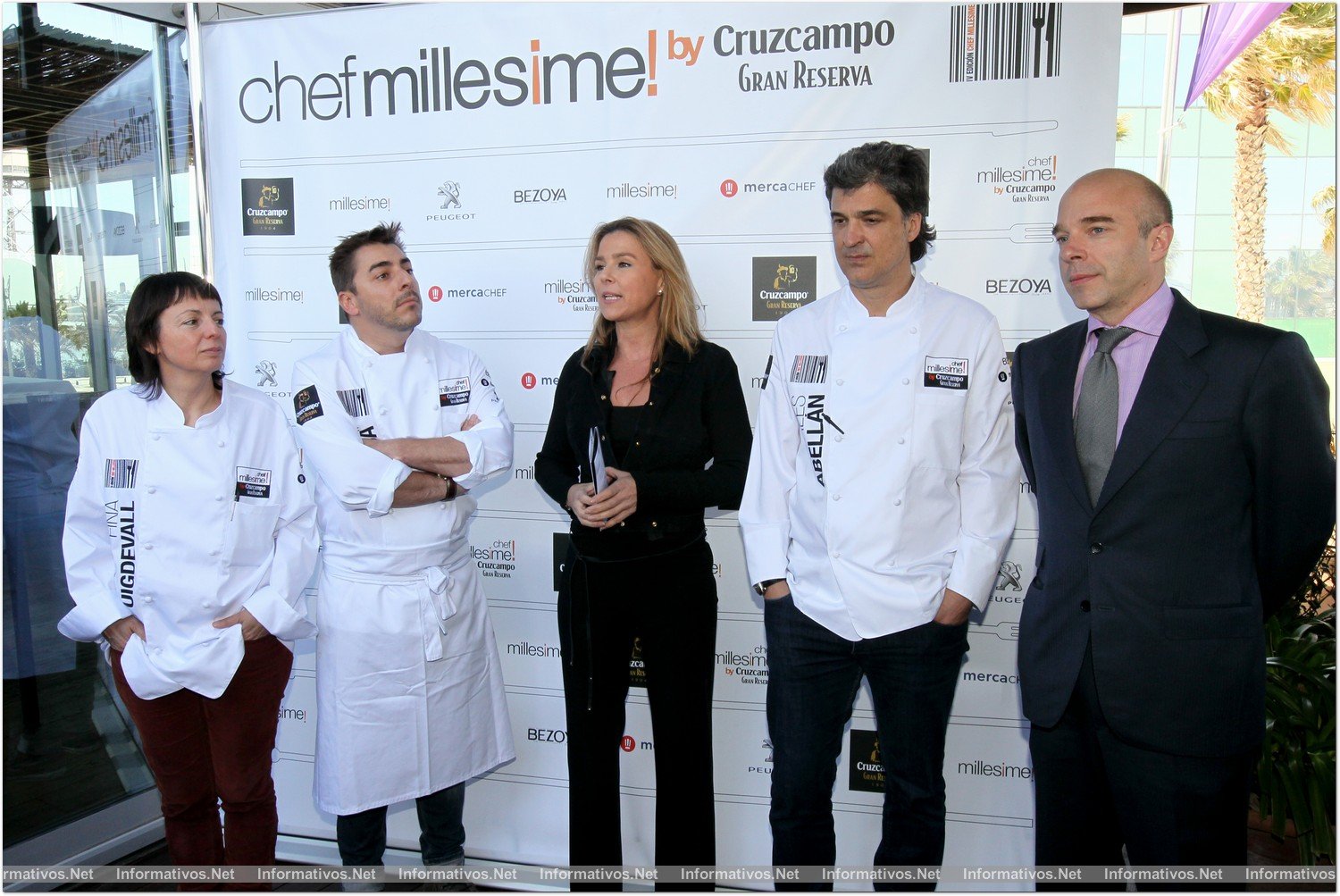 BCN9ABR013.- Premio "Chef Millesime by Cruz Campo Gran Reserva" a Jordi Roca, del Celler de Can Roca. Fina Puigdevall, chef de Les Cols de Olot y 2* Michelín; Jordi Roca, maestro postrero del Celler de Can Roca; Sandra Reig, Directora de Millesime; Carles Abellán, chef del Rte. Bravo de Barcelona y 1* Michelín; Diego Antoñanzas de Toledo, Director de Relaciones Públicas Corporativas en Heineken España