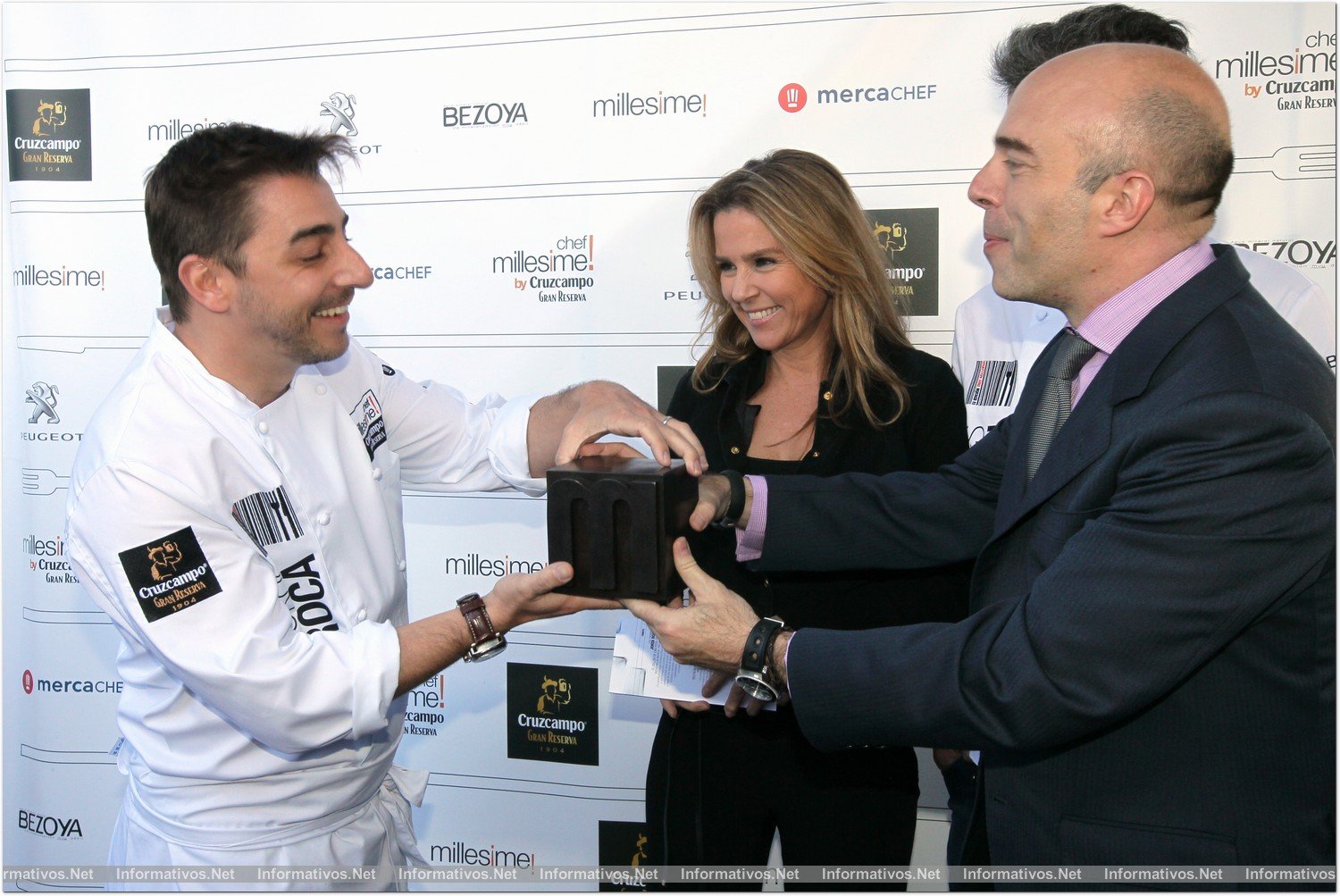 BCN9ABR013.- Premio "Chef Millesime by Cruz Campo Gran Reserva" a Jordi Roca, del Celler de Can Roca. Jordi Roca, maestro postrero del Celler de Can Roca; Sandra Reig, Directora de Millesime; Diego Antoñanzas de Toledo, Director de Relaciones Públicas Corporativas en Heineken España