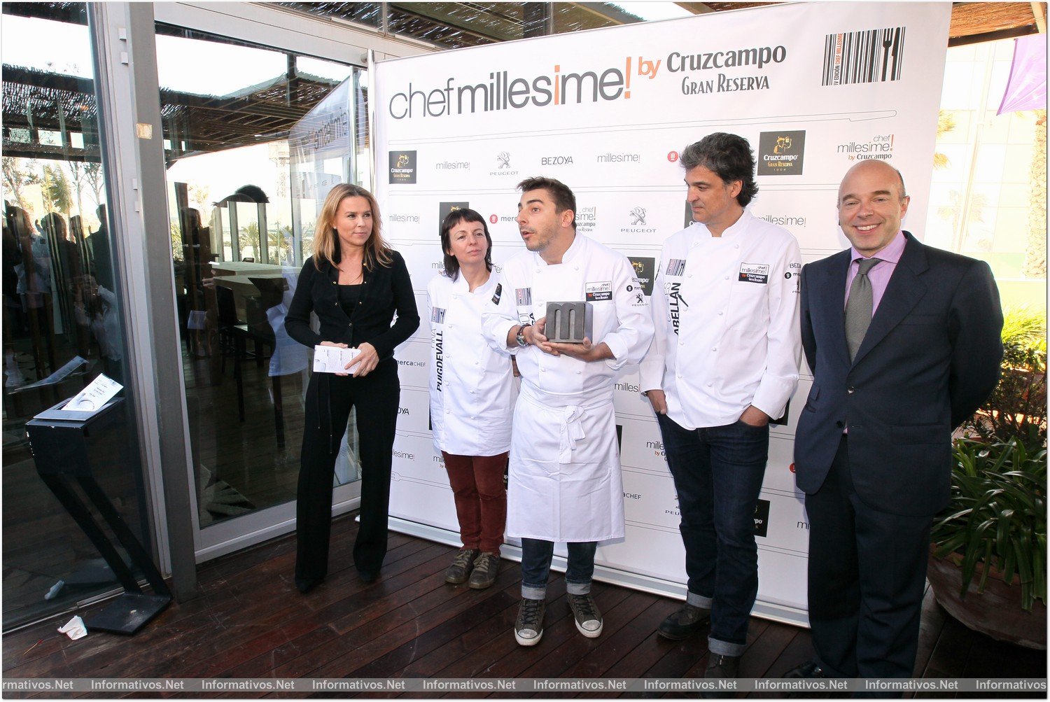 BCN9ABR013.- Premio "Chef Millesime by Cruz Campo Gran Reserva" a Jordi Roca, del Celler de Can Roca. Sandra Reig, Directora de Millesime; Fina Puigdevall, chef de Les Cols de Olot y 2* Michelín; Jordi Roca, maestro postrero del Celler de Can Roca; Carles Abellán, chef del Rte. Bravo de Barcelona y 1* Michelín; Diego Antoñanzas de Toledo, Director de Relaciones Públicas Corporativas en Heineken España