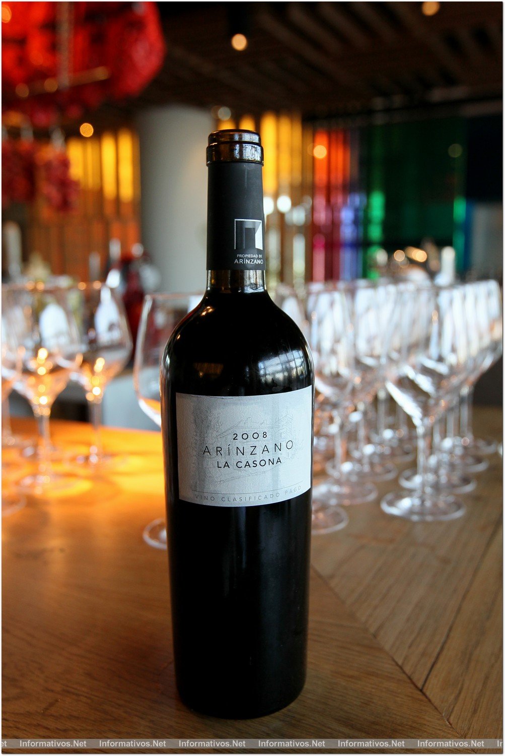 BCN9ABR013.- Premio "Chef Millesime by Cruz Campo Gran Reserva" a Jordi Roca, del Celler de Can Roca. Arinzano la Casona de 2008, un tinto crianza creado con Merlot y Tempranillo de un rubí profundo y brillante conseguido en barrica de roble francés, que marca el paladar.