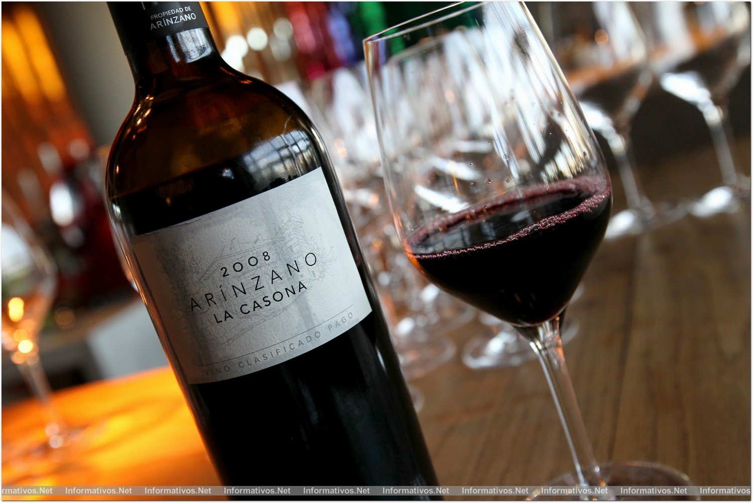 BCN9ABR013.- Premio "Chef Millesime by Cruz Campo Gran Reserva" a Jordi Roca, del Celler de Can Roca. Arinzano la Casona de 2008, un tinto crianza creado con Merlot y Tempranillo de un rubí profundo y brillante conseguido en barrica de roble francés, que marca el paladar.