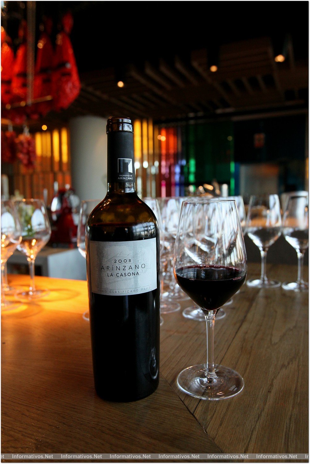 BCN9ABR013.- Premio "Chef Millesime by Cruz Campo Gran Reserva" a Jordi Roca, del Celler de Can Roca. Arinzano la Casona de 2008, un tinto crianza creado con Merlot y Tempranillo de un rubí profundo y brillante conseguido en barrica de roble francés, que marca el paladar.