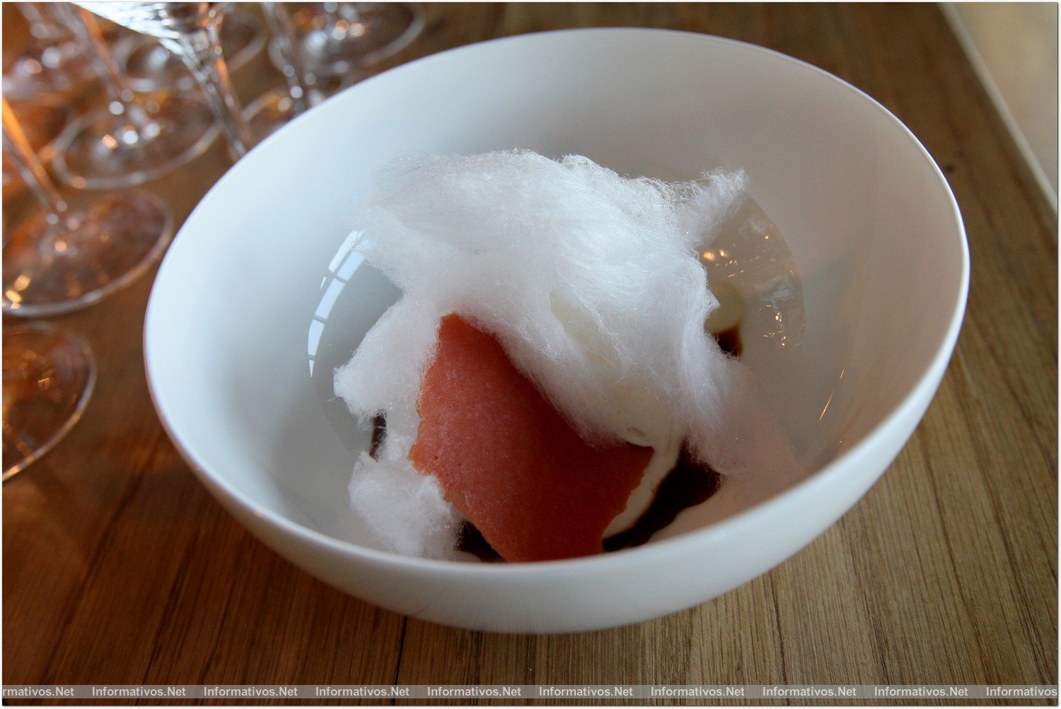 BCN9ABR013.- Premio "Chef Millesime by Cruz Campo Gran Reserva" a Jordi Roca, del Celler de Can Roca. 'Postre láctico' de Jordi Roca con algodón de azúcar y helado de leche de oveja del Ripollés