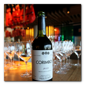 :: Pulse para Ampliar :: BCN9ABR013.- Premio "Chef Millesime by Cruz Campo Gran Reserva" a Jordi Roca, del Celler de Can Roca. Corimbo I 2009. Un vino es un 100% tempranillo con crianza de 16 meses en barricas de roble francés y americano. Se trata de un Ribera del Duero de postín, procedente de las bodegas La Horra, elegante y de un intenso color cereza.