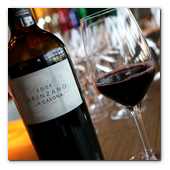 :: Pulse para Ampliar :: BCN9ABR013.- Premio "Chef Millesime by Cruz Campo Gran Reserva" a Jordi Roca, del Celler de Can Roca. Arinzano la Casona de 2008, un tinto crianza creado con Merlot y Tempranillo de un rubí profundo y brillante conseguido en barrica de roble francés, que marca el paladar.