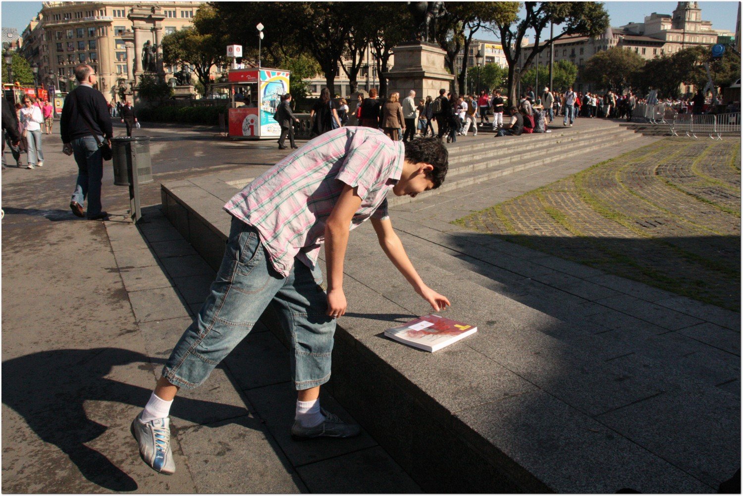 BCN21ABR013.- Bookcrossing por Sant Jordi de la Biblioteca de la Fundació Joan Miró en Barcelona